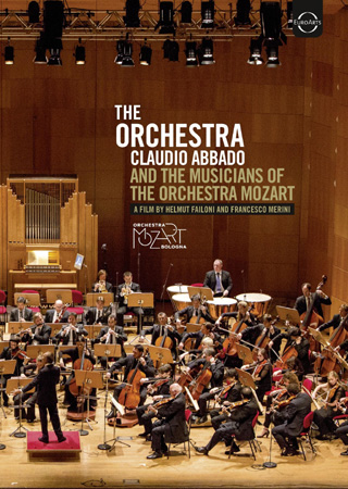 un portrait de Claudio Abbado et des musiciens de l’Orchestre Mozart