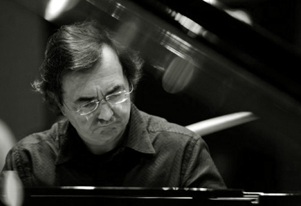 le pianiste français Pierre-Laurent  joue Kurtág