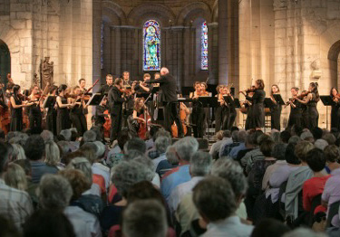 au Festival de Saintes, William Christie dirige le Jeune Orchestre de l'Abbaye,