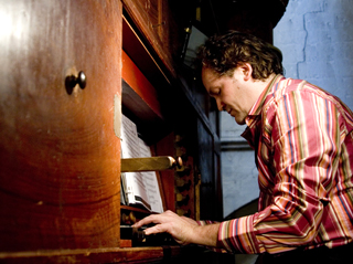 l'organiste Frédéric Desenclos à Cucuron pour le Festival de La Roque d'Anthéron