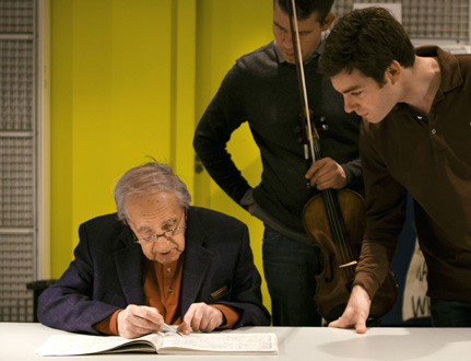 Pierre Boulez travaillant à son Livre pour quatuor avec les musiciens de Diotima