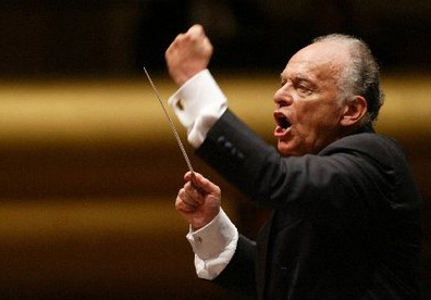 le chef Lorin Maazel à la tête du New York Philharmonic Orchestra