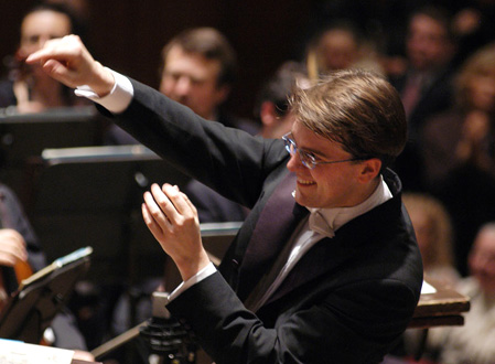 le jeune chef tchèque Tomáš Netopil dirige l’Orchestre de Paris à Pleyel
