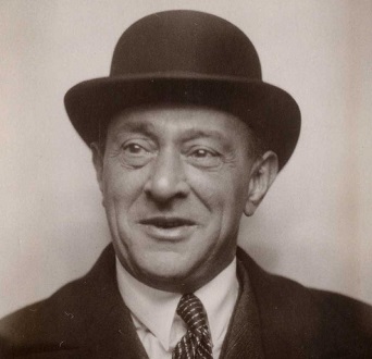 Arnold Schönberg en 1930, à Berlin, trois ans avant l'exil américain