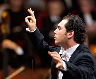 Tugan Sokhiev dirige son Orchestre national du Capitole à la Salle Pleyel