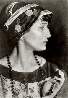 la poétesse russe Anna Akhmatova photographiée en 1922