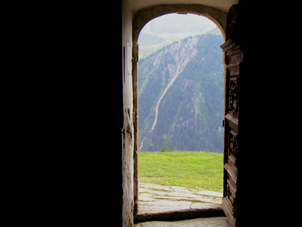 Photo de Bertrand Bolognesi, une chapelle s’ouvre sur les alpes