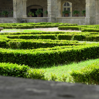 la pelouse du cloître de l'Abbaye de Royaumont, par Bertrand Bolognesi