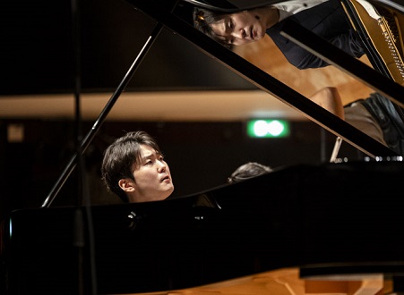 Seong-Jin Cho joue le Quatrième de Beethoven avec l'Orchestre de Paris...